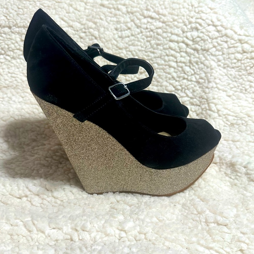 Steve Madden 5.5" black and gold glitter wedge - 6